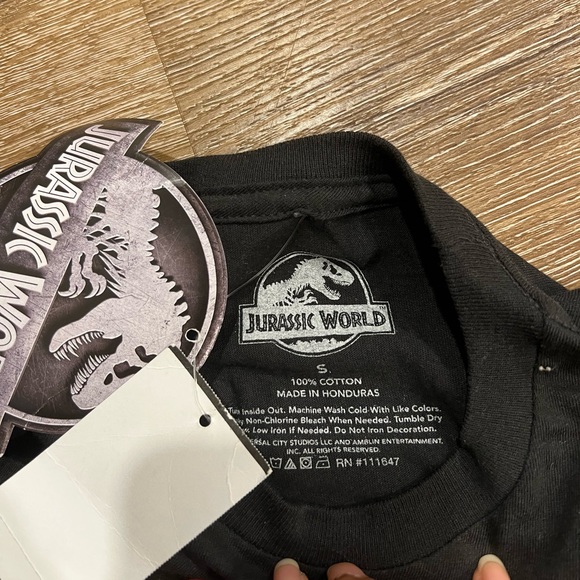 Black T, Jurassic park printed on it, never worn, cotton. - Picture 4 of 4